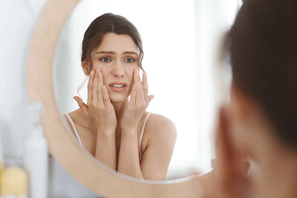 O estresse emocional pode piorar os sintomas da dermatite.