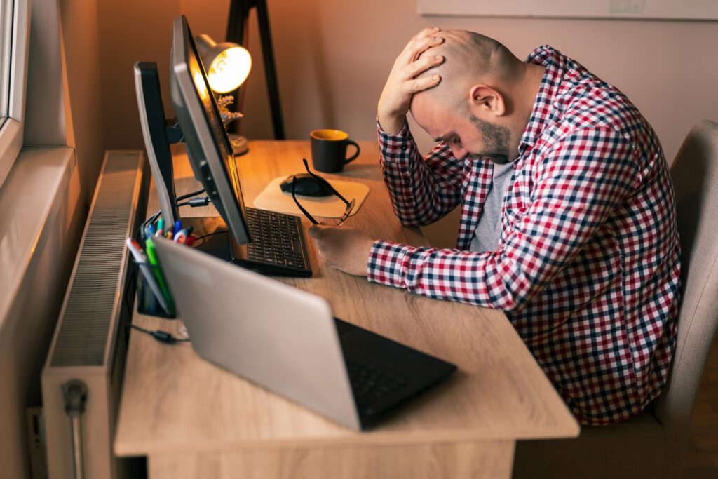 Estresse emocional e físico pode desencadear a alopecia areata.