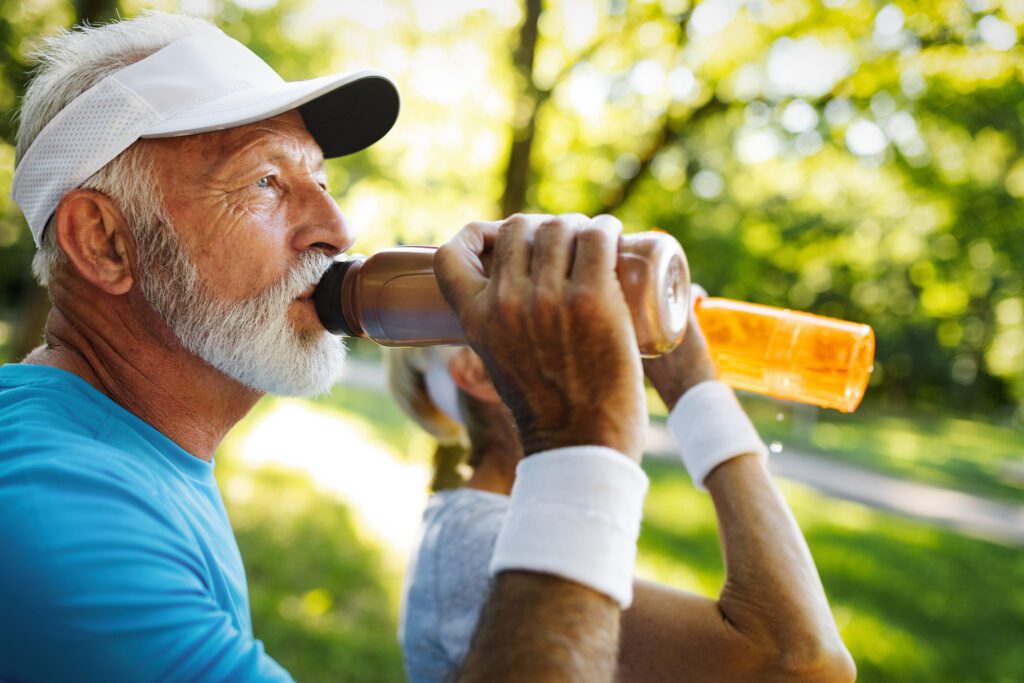 Beber água suficiente é essencial para o funcionamento adequado do sistema digestivo.