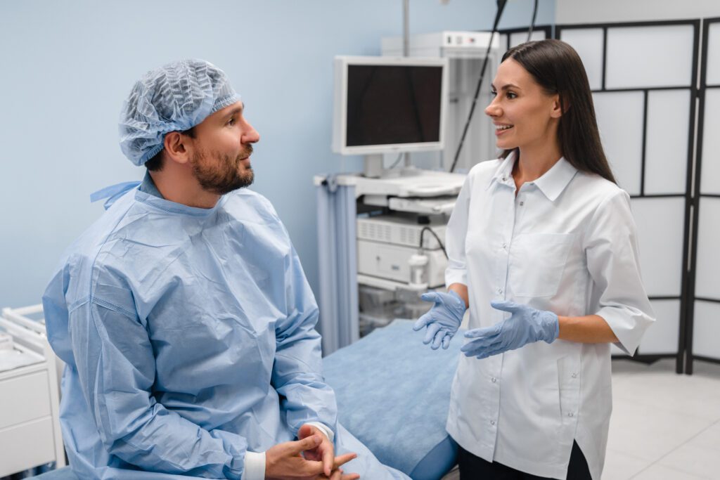 A colonoscopia é realizada em um ambiente clínico ou hospitalar.