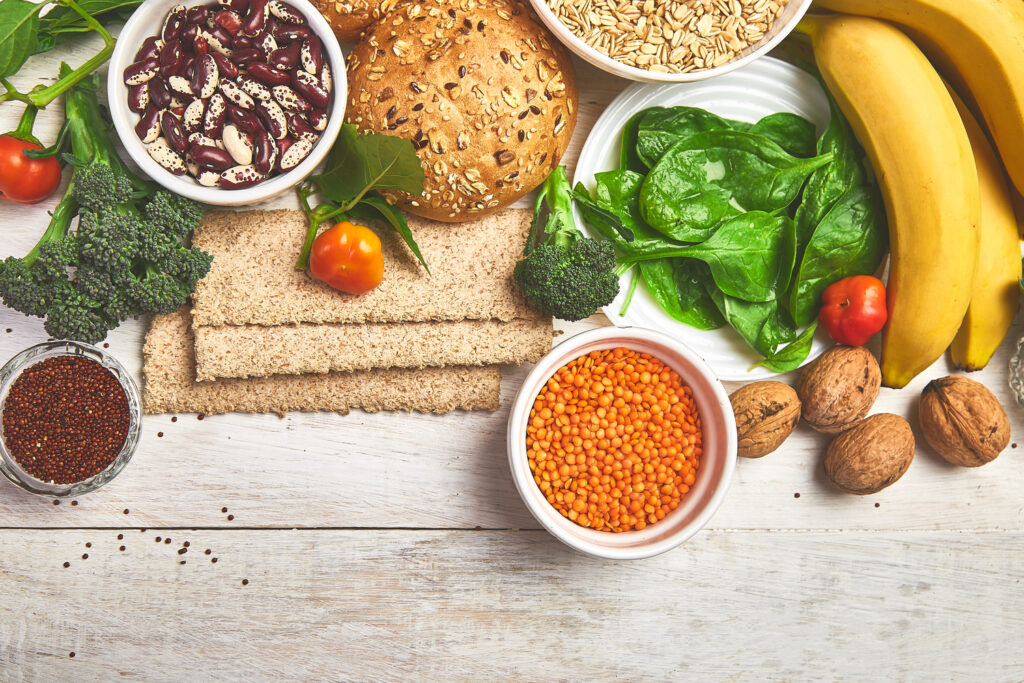 Alimentos ricos em fibras, como frutas, vegetais, grãos integrais e leguminosas, são essenciais para a saúde intestinal.